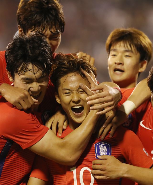 U-20 대표팀 이승우가 11일 우루과이와 평가전에서 득점한 뒤 동료들과 기뻐하고 있다. 청주=연합뉴스