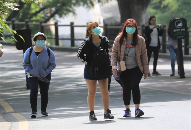 미세먼지 농도가 ‘나쁨’을 기록한 8일 서울 남산을 찾은 외국인 관광객들이 마스크를 쓰고 있다. 연합뉴스