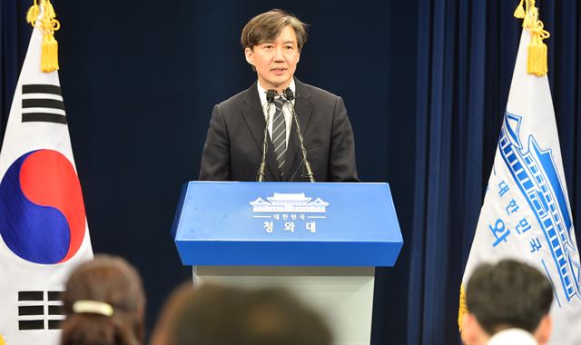 11일 청와대 춘추관에서 조국 신임 민정수석이 취재진의 질문을 받고 있다. 고영권기자