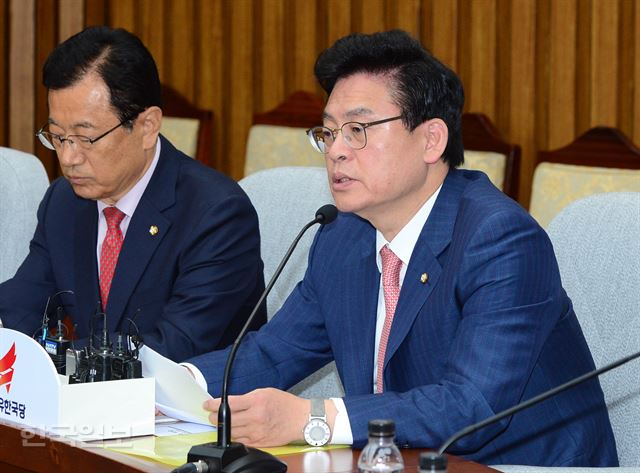 정우택 자유한국당 대표 권한대행 겸 원내대표가 12일 국회에서 열린 원내대책회의에서 바른정당 탈당파와 친박 핵심 인사들의 징계 해제를 최종 승인한다고 밝히고 있다. 오대근 기자 inliner@hankooilbo.com