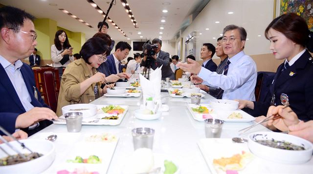 문재인 대통령이 12일 오후 청와대 위민2관 직원식당에서 기능직 직원들과 오찬을 하고 있다. 연합뉴스