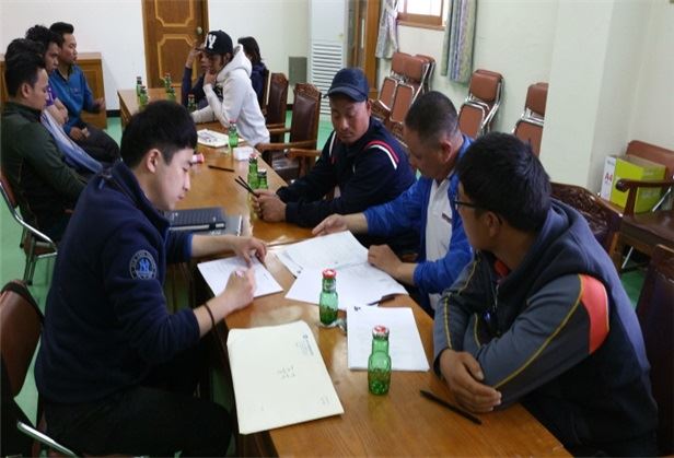 포항지방해양수산청 직원들이 외국인 선원들과 이야기를 나누고 있다. 포항지방해양수산청 제공