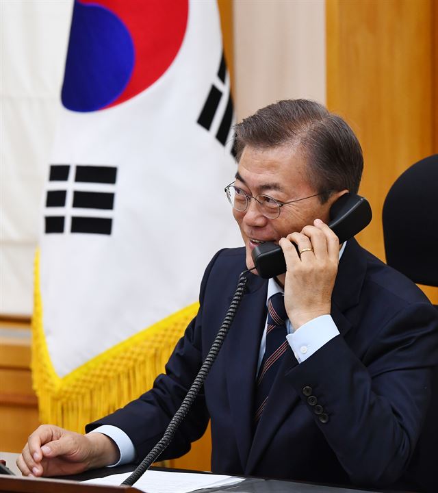 문재인 대통령이12일 여민관 집무실에서 호주 맬컴 턴불 총리 축하 전화 통화 를 하고 있다 2017.5.12 청와대사진기자단