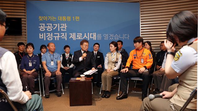 문재인대통령,인천공항 비정규직 노조 방문12일 오전 문재인대통령이 인천공항공사 4층 CIP 라운지에서 열린 '찾아가는 대통령. ＜공공부문 비정규직 제로시대를 열겠습니다!＞' 행사에 참석해 참석자들과 대화하고 있다.2017.5.12.청와대사진기자단