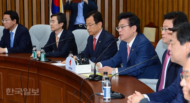 정우택 자유한국당 당 대표 권한대행 겸 원내대표가 12일 국회에서 열린 원내대책회의에서 바른정당 탈당파의 복당을 최종 수용하겠다고 밝히고 있다. 오대근 기자 inliner@hankooilbo.com