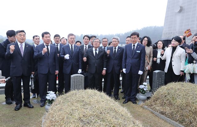 '임을 위한 행진곡' 제창을 반대해 온 박승춘 전 보훈처장의 사표를 수리한지 하루만인 12일 문재인 대통령이 올해로 37주년 맞는 5·18민주화운동기념식에서 '임을 위한 행진곡' 제창을 지시했다. '임을 위한 행진곡이 5·18 기념식에서의 '제창' 은 9년만이다. 사진은 지난 2017년 4월 6일 당시 더불어민주당 문재인 대선후보와 일행이 6일 오전 광주 국립5.18민주묘지를 방문해 '임을 위한 행진곡' 주인공인 윤상원 열사 묘에서 ‘임을 위한 행진곡’을 부르고 있다. 광주=연합뉴스