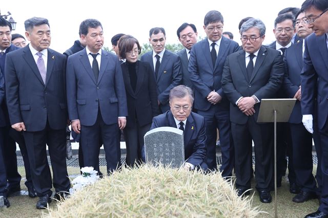 '임을 위한 행진곡' 제창을 반대해 온 박승춘 전 보훈처장의 사표를 수리한지 하루만인 12일 문재인 대통령이 올해로 37주년 맞는 5·18민주화운동기념식에서 '임을 위한 행진곡' 제창을 지시했다. '임을 위한 행진곡이 5·18 기념식에서의 '제창' 은 9년만이다. 사진은 지난 2017년 4월 6일 당시 더불어민주당 문재인 대선후보와 일행이 6일 오전 광주 국립5.18민주묘지를 방문, 이달의 민주유공자인 고 임병철 열사의 묘역을 방문하고 있다.