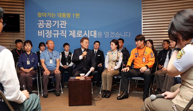 12일 오전 문재인 대통령이 인천공항 4층 라운지에서 열린 ‘찾아가는 대통령, 공공부문 비정규직 제로시대를 열겠습니다’ 행사에 참석해 참석자들과 대화하고 있다. 청와대사진기자단