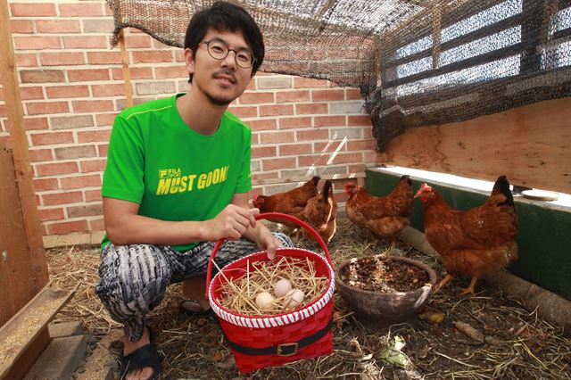 우동사 대표 조정훈씨는 옥상에서 키우는 닭들이 낳은 달걀을 거두는 것으로 하루를 시작한다. 우동사 제공