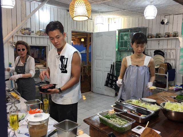 tvN '윤식당' 영업 준비를 하고 있는 배우 윤여정, 이서진, 정유미의 모습. 이진주 PD 제공