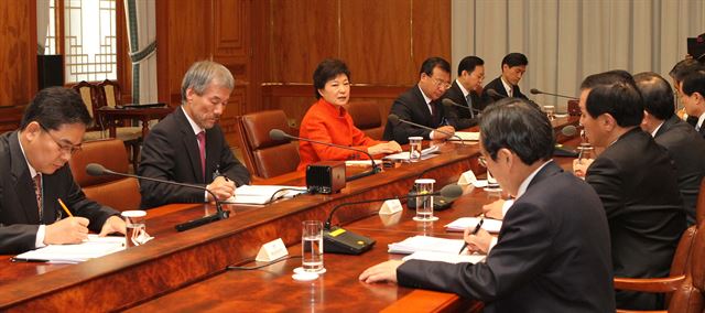 [박근혜의 3일] 박 전 대통령이 취임 사흘째 첫 수석비서관회의를 주재하는 동안 참석자들이 수첩에 대통령의 지시를 받아 적고 있다. 청와대사진기자단