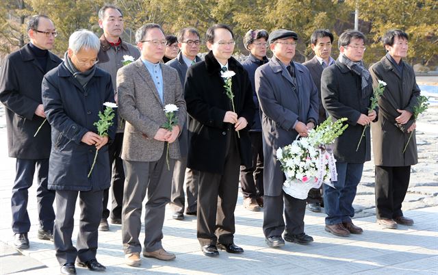 이호철(앞줄 오른쪽에서 두번째) 전 수석을 비롯한 부림사건의 피해자들이 2014년 1월 경남 김해시 봉하마을 노무현 전 대통령 묘역을 참배하고 있다. 김해=연합뉴스