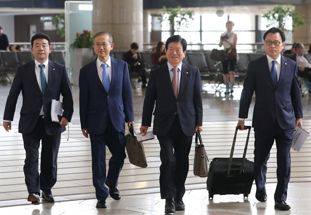 더불어민주당 박병석 의원이 13일 오전 김포공항을 통해 출국하고 있다. 박 의원은 14~15일 중국 베이징에서 열리는 '일대일로 국제협력 정상포럼'에 정부대표단 단장으로 참석한다. 왼쪽부터 더불어민주당 박정 의원, 임성남 외교부 1차관, 박병석 단장, 더불어민주당 박광온 의원. 연합뉴스