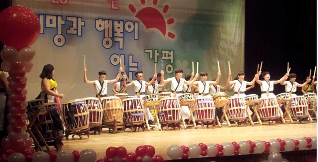 지난해 5월 가평군 청소년 예술제에 참가한 청평중학교 세로토닌 드럼클럽 학생들의 공연 모습. 고선화 교사 제공