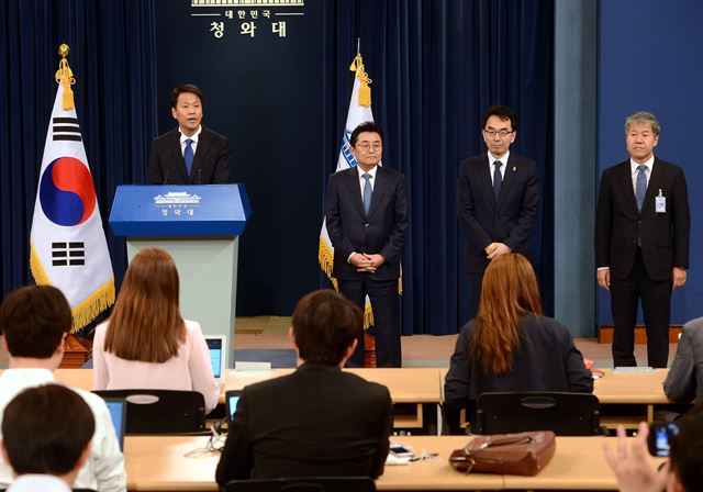 임종석 대통령 비서실장이 14일 오후 청와대 대브리핑실에서 수석 인사를 발표하고 있다.전병헌 정무수석(왼쪽에서 두번째),하승창 사회혁신수석,김수현 사회수석(오른쪽끝).20170514 청와대사진기자단 한국일보 고영권기자