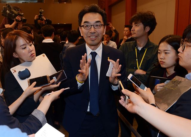 하승창 사회혁신수석이 14일 오후 청와대 대브리핑실에서 취재진의 질문에 답변하고 있다. 청와대 사진기자단