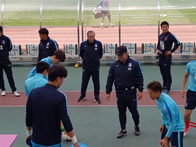 14일 고양종합운동장에서 열린 한국-세네갈 U-20 대표팀 평가전에 앞서 선수들이 몸을 푸는 장면을 지켜보는 루이스 플라비오(가운데) 피지컬 코치. 고양=윤태석 기자 sportic@hankookilbo.com