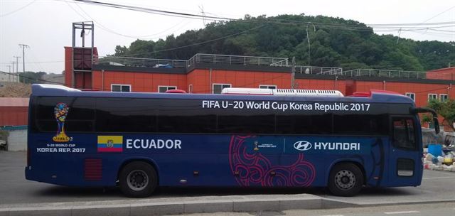 20세 월드컵조직위원회는 오는 20일 개막하는 2017 FIFA U-20 월드컵에 나서는 24개 참가국에 국기와 국가명은 물론 대회 공식 엠블럼과 마스코트 등이 랩핑 된 버스를 제공한다. 사진은 대회 엠블럼과 국가명 등이 새겨진 참가팀 버스. U-20월드컵조직위 제공