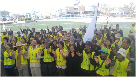 4ㆍ16희망순례단과 시민들이 15일 인천 연안부두 상트페테르부르크광장에서 열린 출발식에서 환하게 웃으며 손을 흔들고 있다. 인천평화복지연대 제공