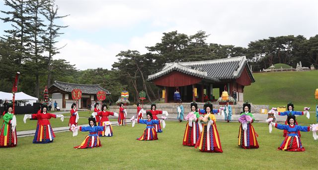 15일 오전 경기도 여주시 능서면 세종대왕릉에서 열린 '세종대왕 탄신 620돌 숭모제전'에서 국립국악원 무용단이 봉래의 공연을 선보이고 있다. 2017.5.15 여주=연합뉴스