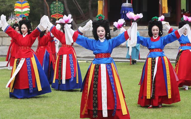 15일 오전 경기도 여주시 능서면 세종대왕릉에서 열린 '세종대왕 탄신 620돌 숭모제전'에서 국립국악원 무용단이 봉래의 공연을 선보이고 있다. 2017.5.15 여주=연합뉴스