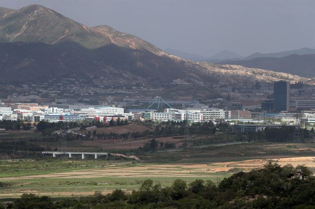 15일 경기도 파주시 도라전망대에서 개성공단 일대가 보이고 있다.북한은 '햇볕정책 계승'을 내건 문재인 정부 출범에도 지난 14일 미사일을 발사해 개성공단 재개에 귀추가 주목되고 있다. 2017.5.15 파주=연합뉴스