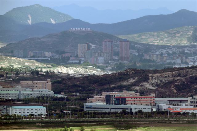 15일 경기도 파주시 도라전망대에서 개성공단(앞쪽)과 개성 시내 일대가 보이고 있다. 북한은 '햇볕정책 계승'을 내건 문재인 정부 출범에도 지난 14일 미사일을 발사해 개성공단 재개에 귀추가 주목되고 있다. 2017.5.15 파주=연합뉴스