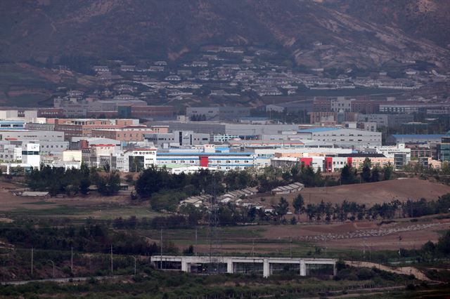 15일 경기도 파주시 도라전망대에서 개성공단 일대가 보이고 있다. 북한은 '햇볕정책 계승'을 내건 문재인 정부 출범에도 지난 14일 미사일을 발사해 개성공단 재개에 귀추가 주목되고 있다. 2017.5.15 파주=연합뉴스