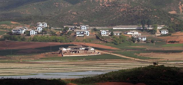 그림 715일 오전 경기도 파주시 오두산 통일전망대에서 본 북한 황해북도 개풍군 일대가 평소와 같은 모습을 보이고 있다. 북한은 전날 신형 중장거리미사일로 추정되는 발사체 1발을 발사했다. 2017.5.15 파주=연합뉴스