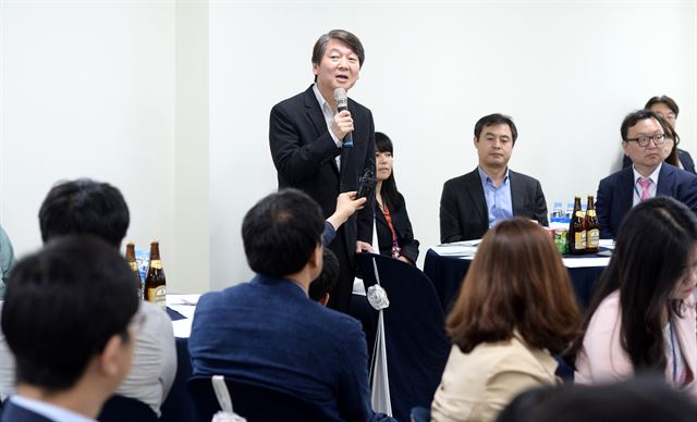 안철수 국민의당 전 공동대표가 15일 오후 서울 여의도 국민의당 당사에서 열린 선대위 당직자들과 만찬에서 인사말을 하고 있다. 뉴시스