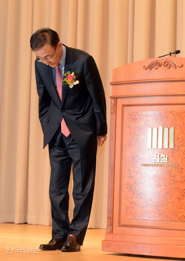 김수남 검찰총장이 15일 서울 서초동 대검찰청에서 열린 이임식에서 이임사를 마친 뒤 고개 숙여 인사하고 있다. 신상순 선임기자 ssshin@hankookilbo.com