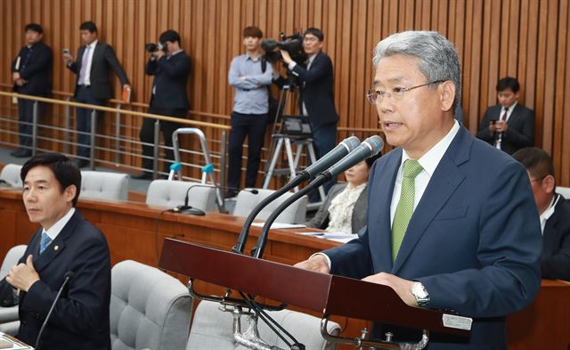 국민의당 신임 원내대표 후보 김동철 의원이 16일 오전 국회 본청에서 열린 국민의당 원내대표 및 정책위의장 선출 의원총회에서 정견 발표를 하고 있다. 연합뉴스