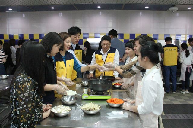 수성대에 재학중인 외국인 유학생 등이 다문화가정에 전달할 요리를 만들고 있다. 수성대 제공