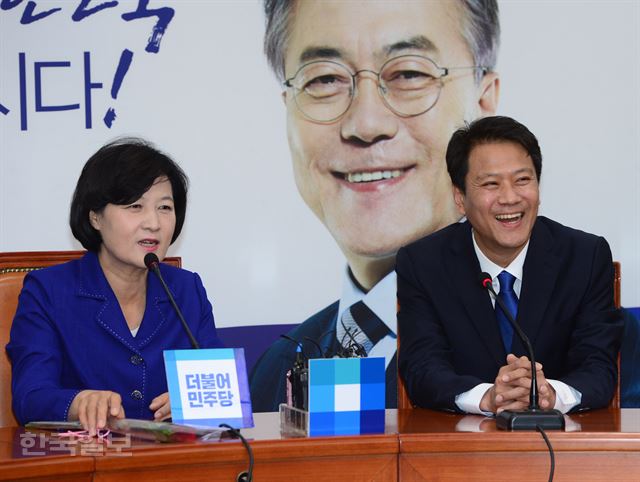 [저작권 한국일보]임종석 대통령 비서실장(오른쪽)이 16일 오전 서울 여의도 국회를 방문, 더불어민주당 추미애 대표와 대화를 하고 있다. 오대근기자