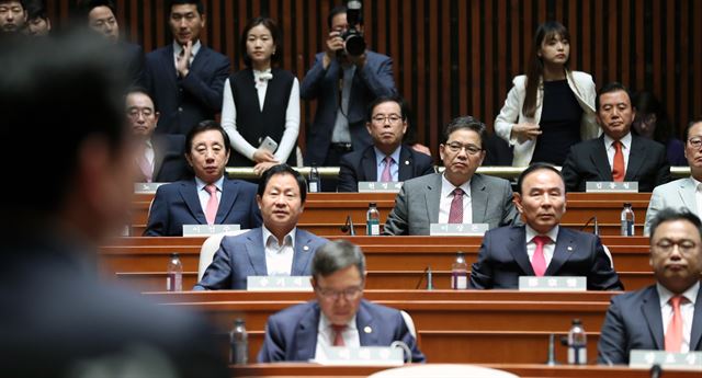 바른정당을 탈당하고 자유한국당에 복당한 김성태(셋째줄 왼쪽), 박성중(넷째줄 가운데), 홍문표(넷째줄 오른쪽) 의원이 16일 국회에서 열린 의원총회에 참석해 정우택 대표 권한대행의 발언을 듣고 있다. 연합뉴스