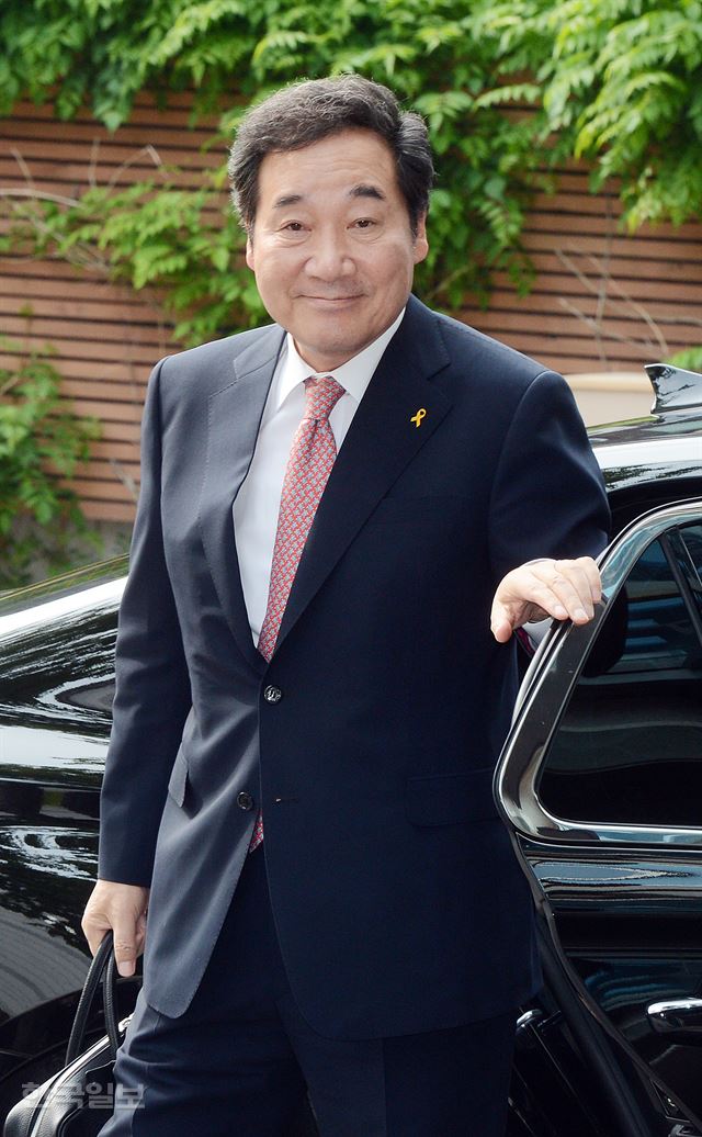 이낙연 국무총리 후보자가 16일 서울 종로구 통의동 금융감독원 연수원의 총리 대상 국회 인사청문회 준비 사무실로 출근하고 있다. 신상순 선임기자