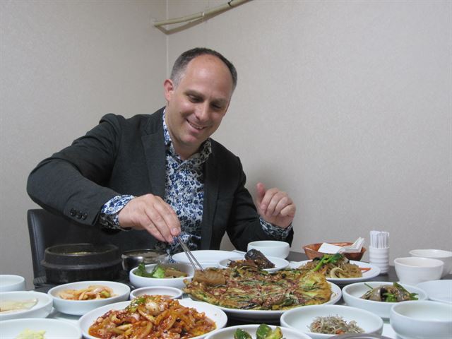 박찬일 셰프가 추천한 서울 인사동 한식당에서 한정식을 맛보는 마이클 부스. 글항아리 제공