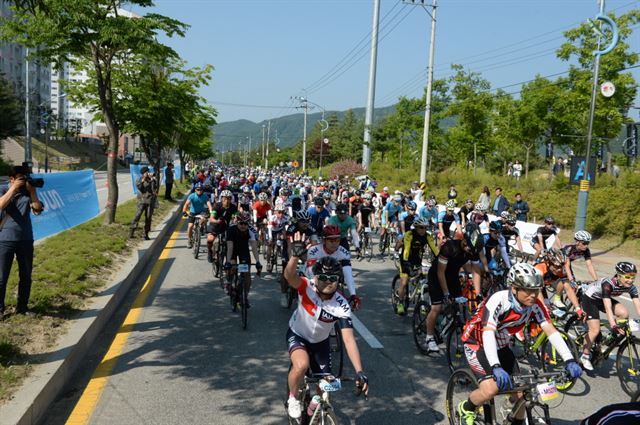 제10회 전국평화자전거대회가 21일 화천군 일원에서 열린다. 이번 대회에는 전국 동호인 4,300여 명이 참가한다. 화천군 제공