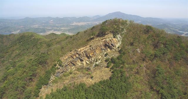 오석과 석탄 채굴로 훼손된 성주산 장군봉. 충남도 제공