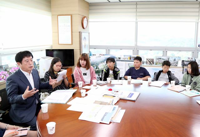 정찬민(왼쪽) 경기 용인시장이 17일 시청사 집무실에서 원삼초등학교 학생들과 만나 대화를 나누고 있다. 이날 만남은 자신의 사회관계망서비스에 댓글을 남긴 시민의 요청에 정 시장이 화답하면서 이뤄졌다. 용인시 제공