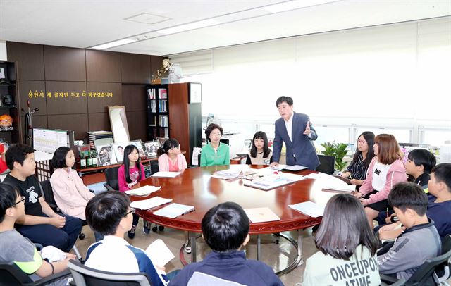 정찬민 경기 용인시장이 17일 시청사 집무실에서 원삼초등학교 학생들과 만나 대화를 나누고 있다. 이날 만남은 자신의 사회관계망서비스에 댓글을 남긴 시민의 요청에 정 시장이 화답하면서 이뤄졌다. 용인시 제공