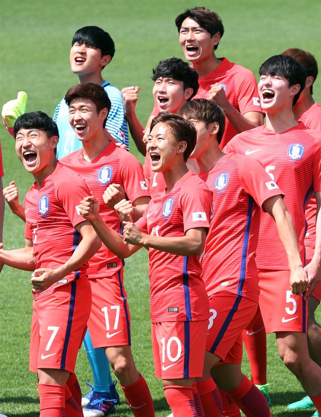 U-20 대표팀 선수들이 15일 파주 국가대표트레이닝센터(NFC)에서 활짝 웃으며 자신감 넘치는 포즈를 취하고 있다. 파주=연합뉴스