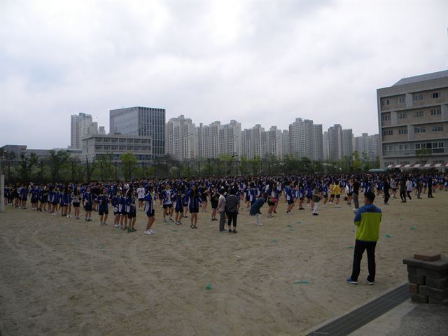 지난 12일 세종시 신도심 아름중에서 열린 TONG TONG 체육한마당 모습. 이 학교는 당초 24학급으로 문을 열었지만 수요가 폭증하면서 39학급까지 확대했다. 시 교육청은 학령 인구가 앞으로도 크게 늘 것으로 예상해 제2중학교 신설에 나섰지만 교육부는 세종시 전체의 학생수용률을 기준으로 중앙투자심사를 벌여 학생수가 미달된다며 3차례나 학교 신설을 불허했다. 아름중 홈페이지