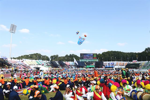 제57회 안동시민체육대축전 행사가 19~20일 안동시민운동장에서 개최된다(사진은 56회 대회 모습). 안동시 제공.