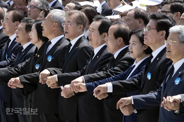 문재인 대통령과 정세균 국회의장 등이 18일 오전 광주 북구 국립 5·18 민주묘지에서 열린 '제37주년 5·18민주화운동 기념식'에 참석해 '님을 위한 행진곡'을 합창하고 있다. 한편 정우택 자유한국당 대표권한대행(오른쪽 둘째)은 입을 다물고 있다.광주=배우한기자