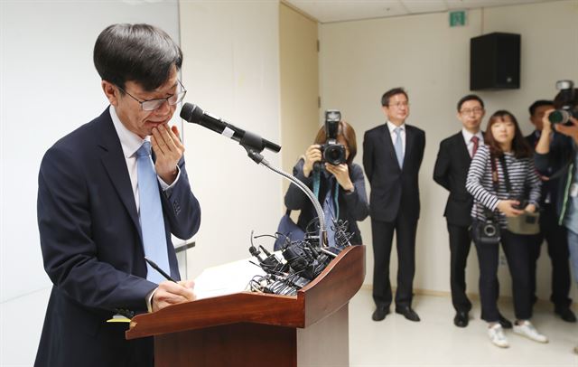 김상조 공정거래위원장 후보자가 18일 오전 서울 중구 한국공정거래조정원에서 열린 기자간담회에서 취재진의 질문을 듣고 있다. 연합뉴스