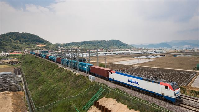 18일 부산신항역~진례역 구간을 시험운행 중인 장대 화물열차. 코레일 제공