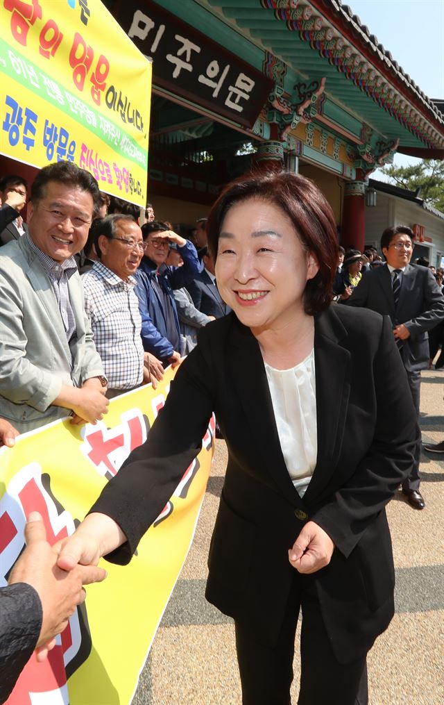 정의당 심상정 상임대표가 18일 오전 광주 북구 운정동 국립5·18민주묘지에서 열린 제37주년 5·18민주화운동 기념식에 참석하기 위해 입장하고 있다. 연합뉴스