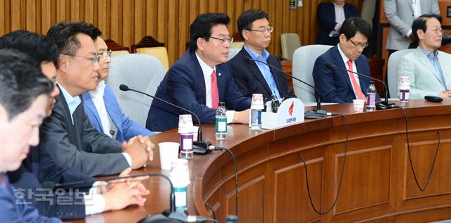 정우택 자유한국당 대표 권한대행 겸 원내대표가 17일 국회에서 열린 중진의원 간담회에서 발언하고 있다. 오대근 기자 inliner@hankookilbo.com