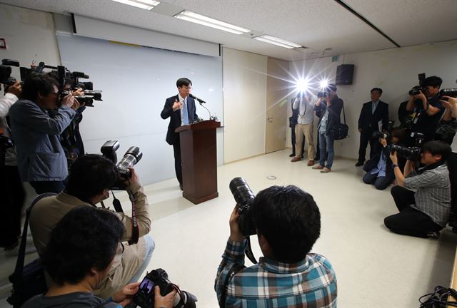 김상조 공정거래위원장 후보자가 18일 오전 서울 중구 한국공정거래조정원에서 열린 기자간담회에서 취재진 질문에 답하고 있다. 연합뉴스